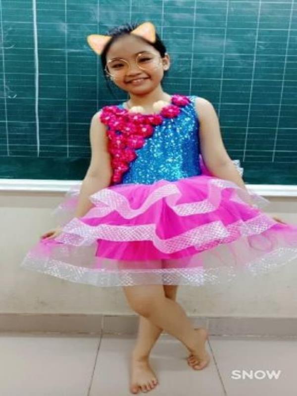 Váy 16 Hồng Xanh Viền Trắng